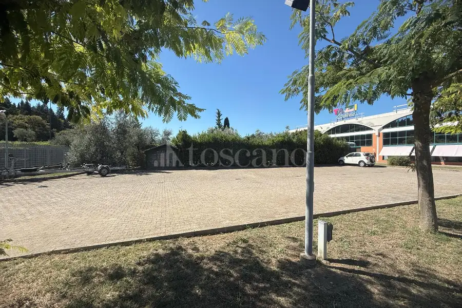 Negozio in affitto di 400 mq a €1.900 (rif. 56/2025)