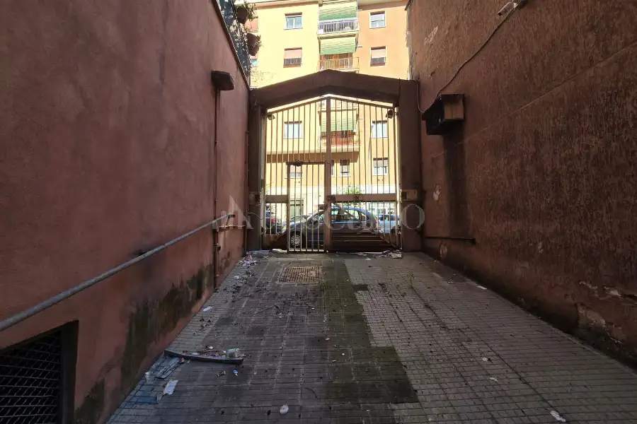 Garage in vendita di 350 mq a €480.000 (rif. 21/2026)