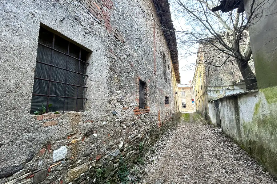 Casale in vendita di 3.000 mq a €850.000 (rif. 5/2026)