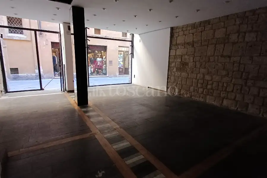 Negozio in affitto di 145 mq a €1.950 (rif. 20/2025)