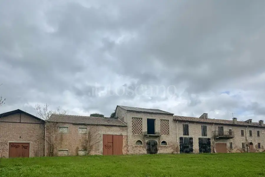 Villa Plurifamiliare in vendita di 655 mq a €190.000 (rif. 16/2024)