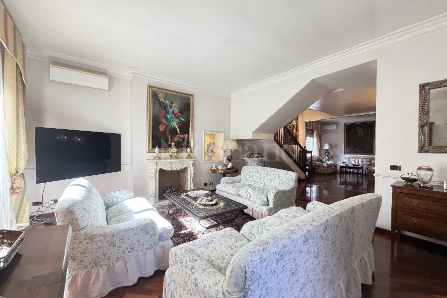 Attico in vendita di 250 mq a €990.000 (rif. 6/2026)