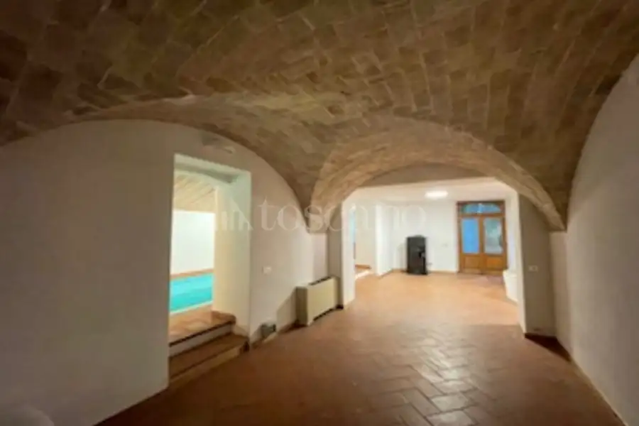 Villa Plurifamiliare in vendita di 25.000 mq a €650.000 (rif. 24/2024)