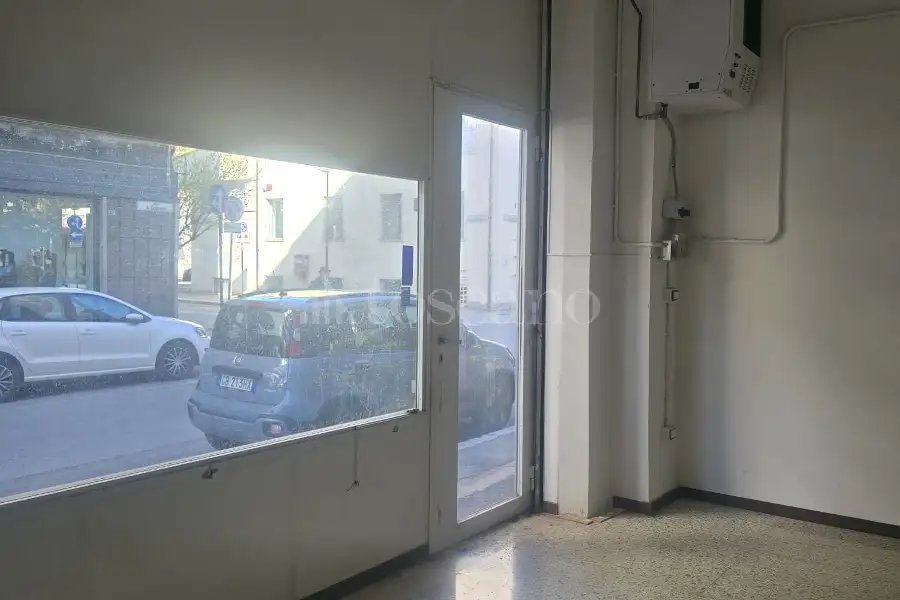 Negozio in affitto di 246 mq trattativa riservata (rif. 27/2026)
