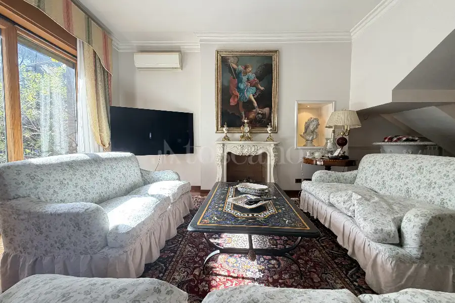 Attico in vendita di 250 mq a €990.000 (rif. 6/2026)