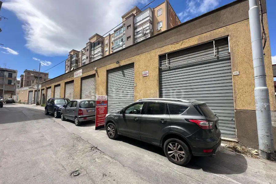 Negozio in affitto di 82 mq a €600 (rif. 117/2025)