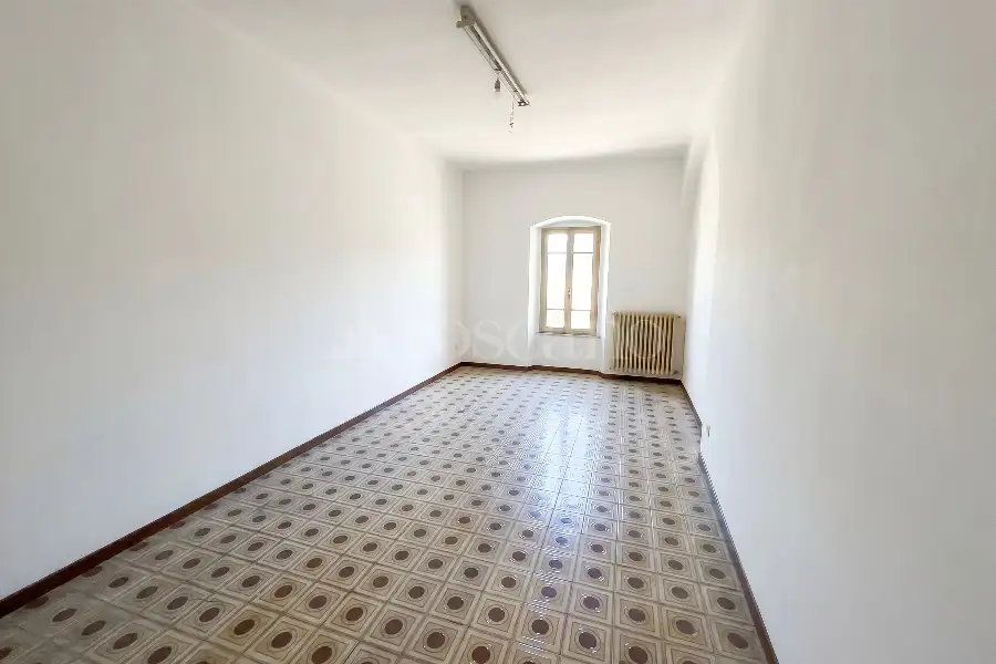Negozio in vendita di 1.200 mq a €650.000 (rif. 20/2026)