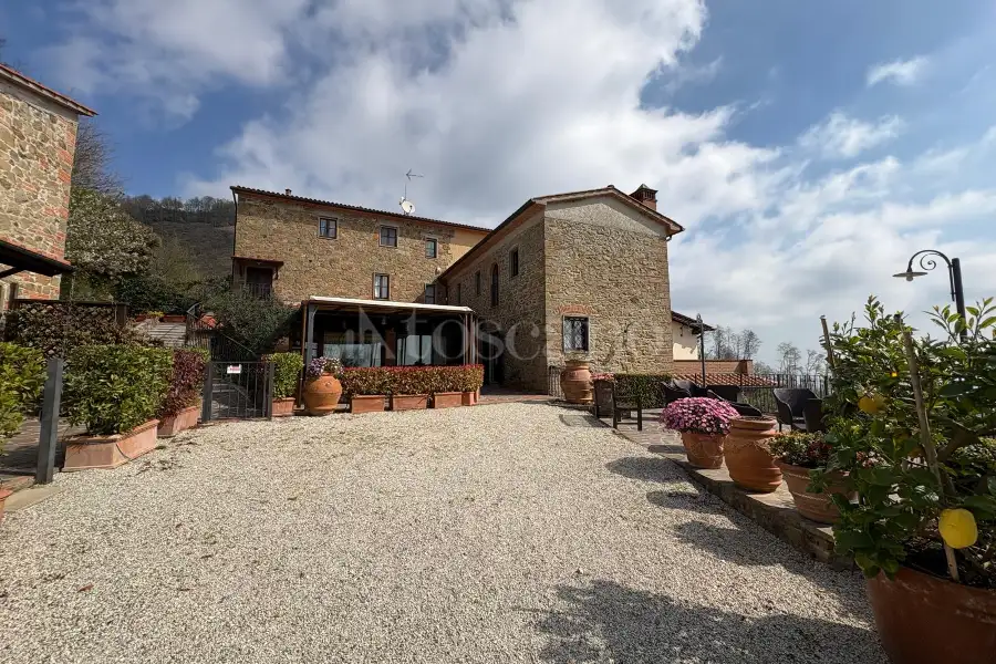 Casale in vendita di 880 mq a €1.080.000 (rif. 22/2025)