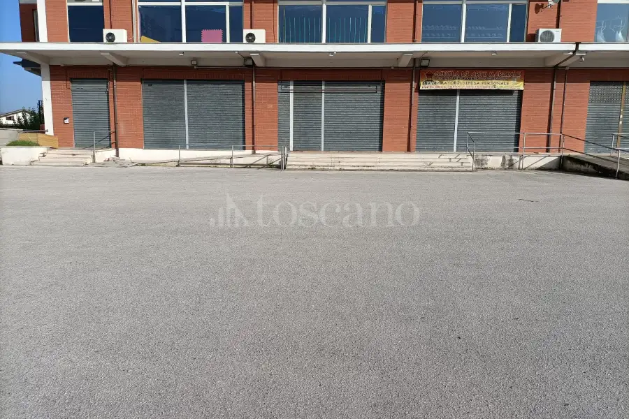 Negozio in affitto di 3.000 mq a €3.500 (rif. 123/2024)