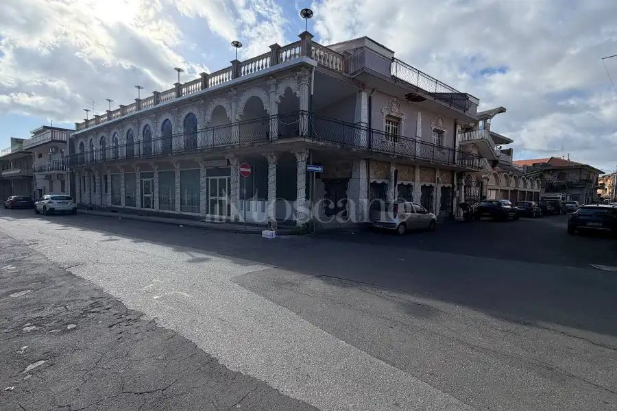 Palazzo in affitto di 500 mq a €5.800 (rif. 216/2025)