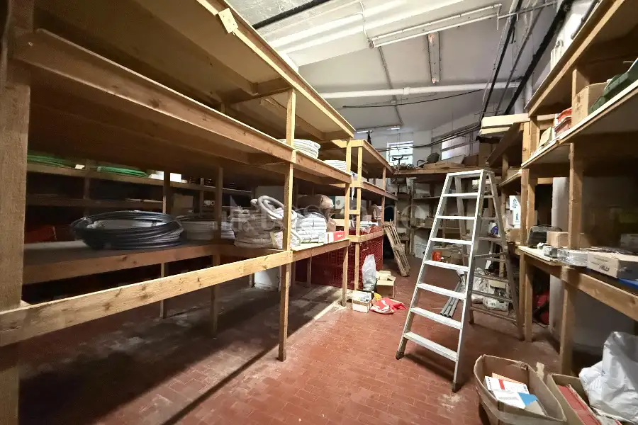 Negozio in vendita di 350 mq a €339.000 (rif. 6/2026)