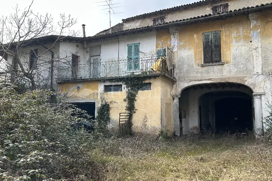 Casale in vendita di 3.000 mq a €850.000 (rif. 5/2026)