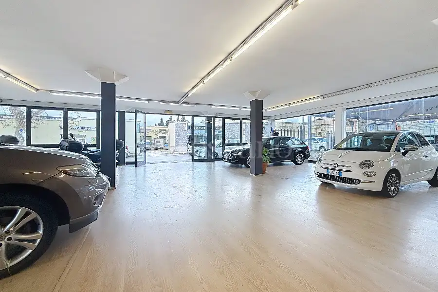 Negozio in affitto di 400 mq a €5.000 (rif. 7/2026)