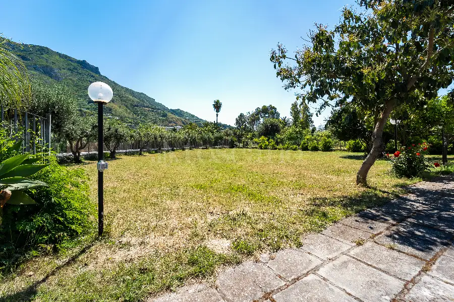 Villa in vendita di 230 mq a €1.200.000 (rif. 2/2026)