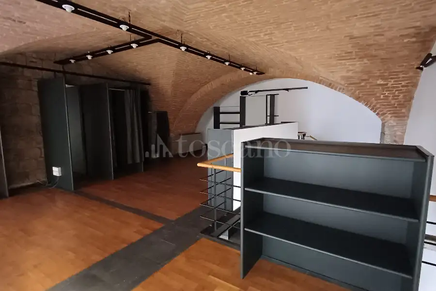 Negozio in affitto di 145 mq a €1.950 (rif. 20/2025)