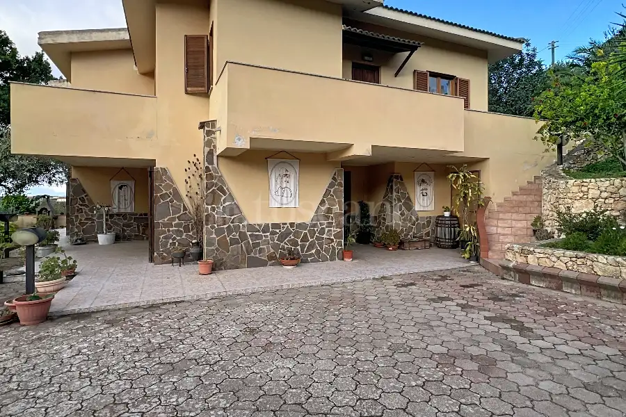 Villa in vendita di 600 mq a €590.000 (rif. 215/2025)