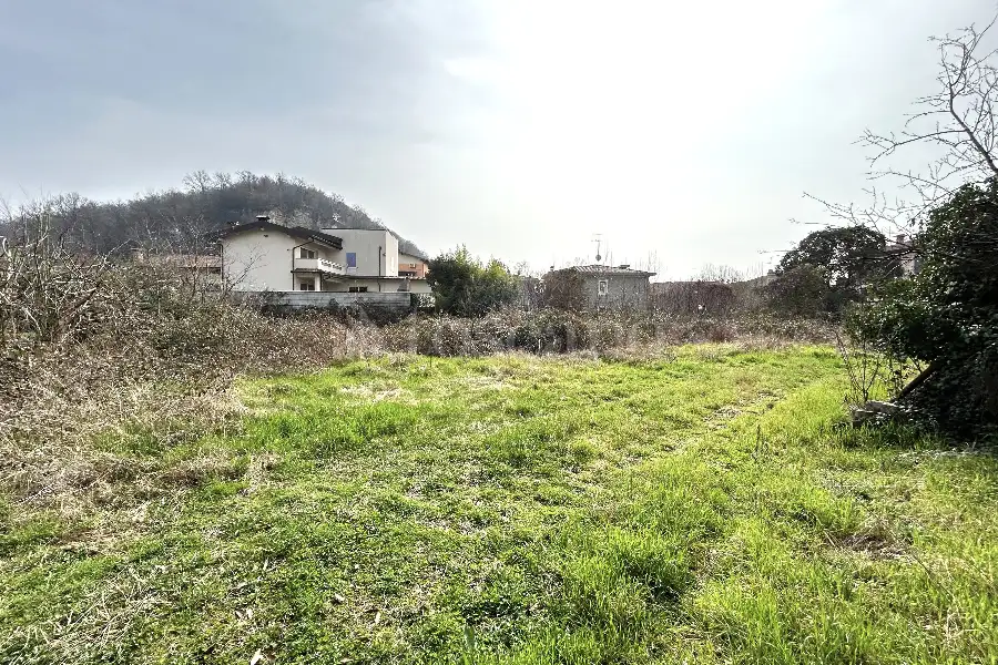 Casale in vendita di 3.000 mq a €850.000 (rif. 5/2026)