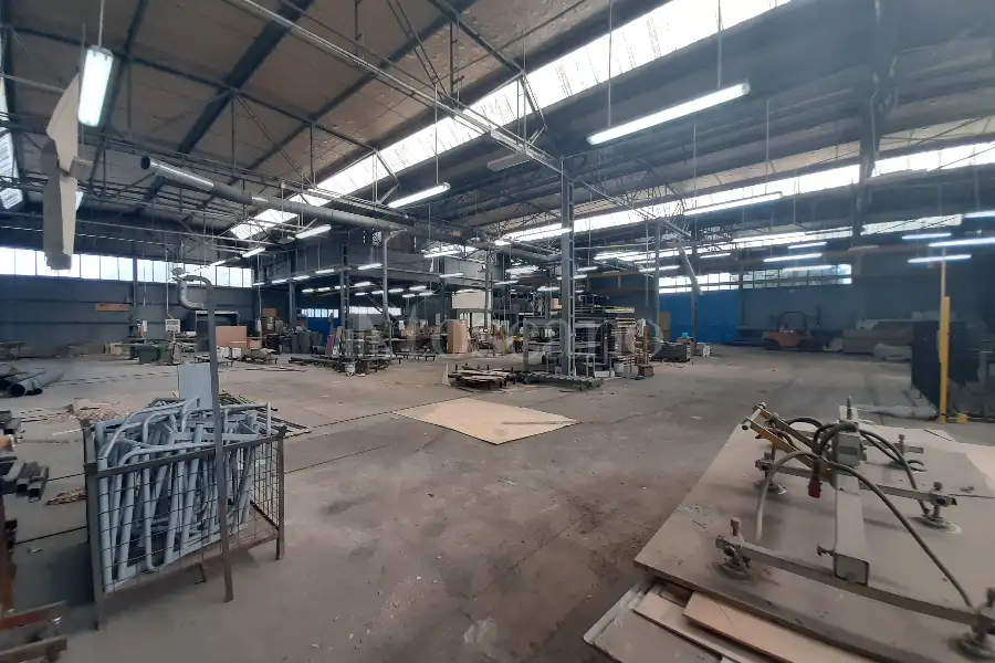 Capannone in affitto di 2.000 mq a €6.300 (rif. 23/2026)