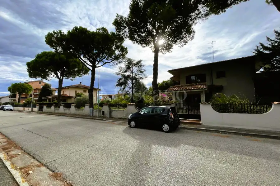Villa in vendita di 305 mq a €650.000 (rif. 12/2025)