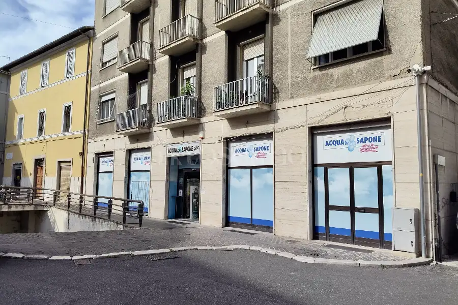 Negozio in affitto di 300 mq a €2.400 (rif. 41/2026)