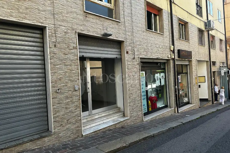 Negozio in affitto di 60 mq a €750 (rif. 74/2026)