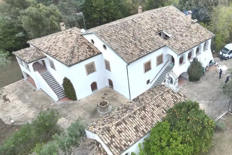 Villa Plurifamiliare in vendita di 25.000 mq a €650.000 (rif. 24/2024)