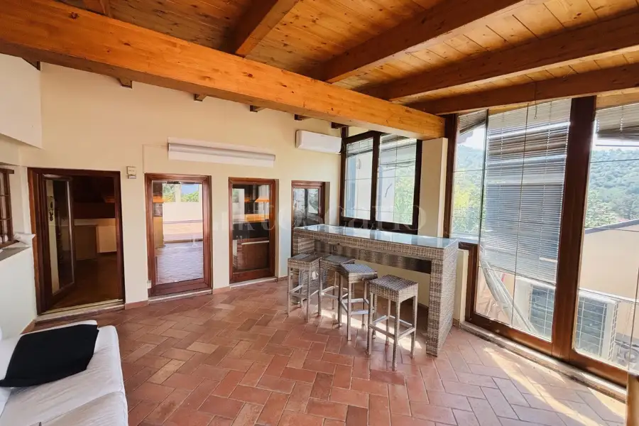Villa in vendita di 385 mq a €880.000 (rif. 39/2026)