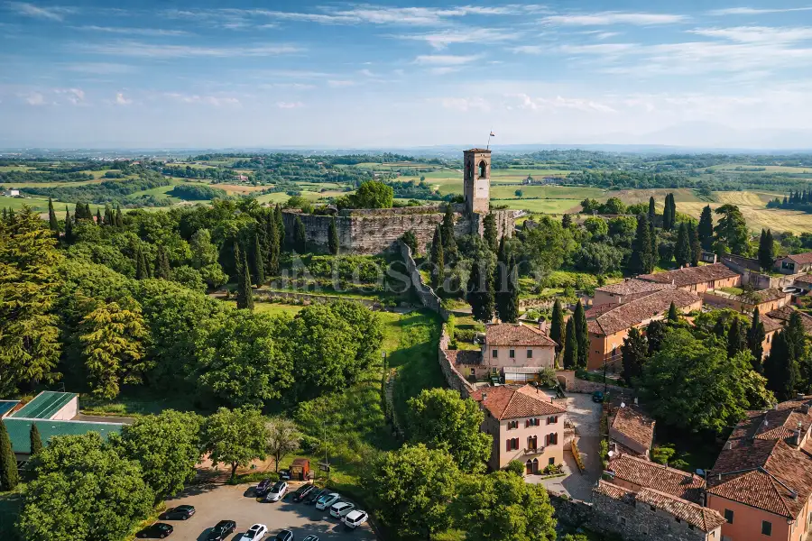 Palazzo in vendita di 400 mq a €425.000 (rif. 6/2026)