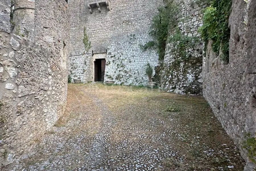 Palazzo in vendita di 3.000 mq trattativa riservata (rif. 69/2026)
