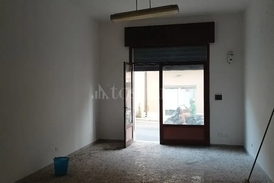 Negozio in affitto di 45 mq a €400 (rif. 56/2025)