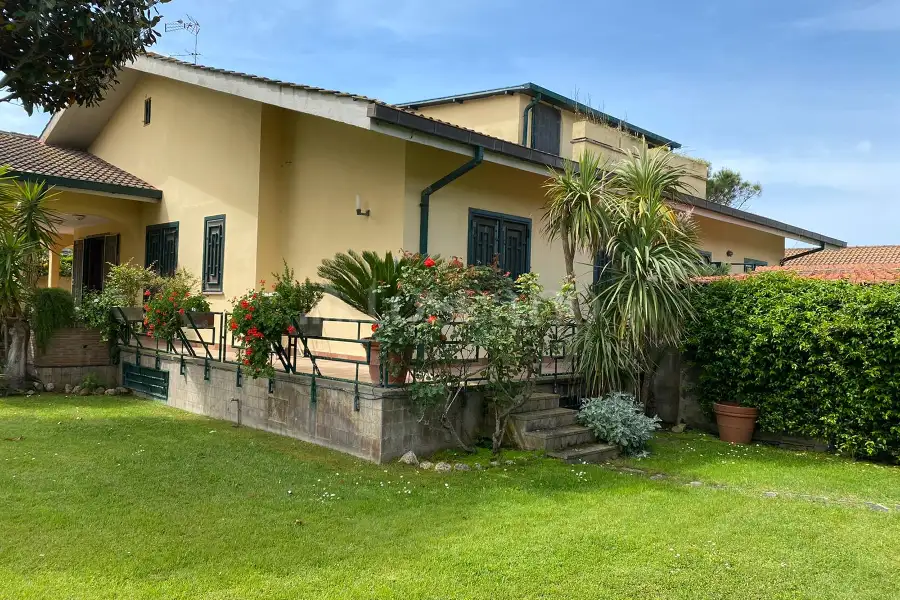 Villa Bifamiliare in affitto di 100 mq a €8.500 (rif. 15/2026)