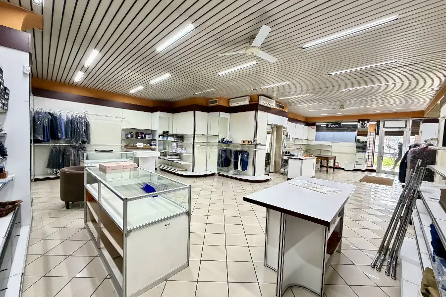 Negozio in affitto di 160 mq a €2.200 (rif. 2/2026)