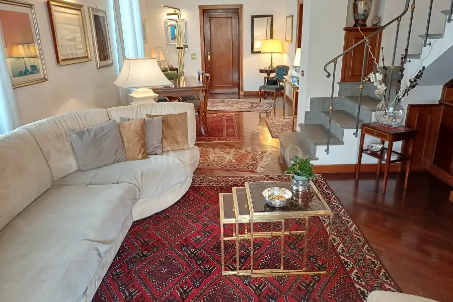 Casale in vendita di 560 mq a €1.250.000 (rif. 3/2026)
