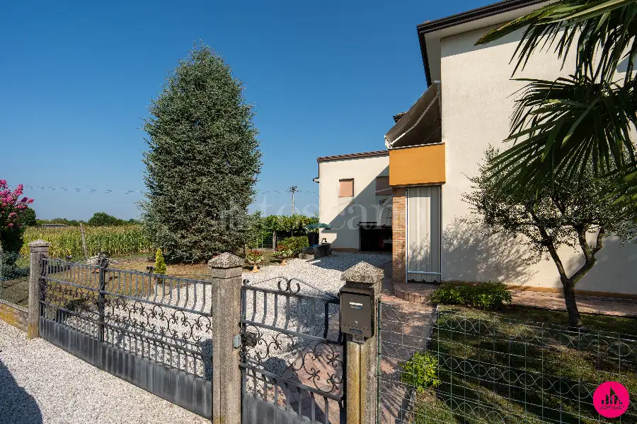Casa Indipendente in vendita di 254 mq a €250.000 (rif. 150/2026)