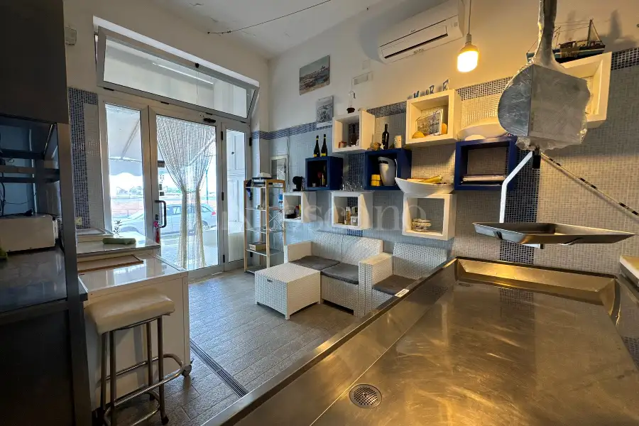 Negozio in affitto di 50 mq a €2.500 (rif. 21/2025)
