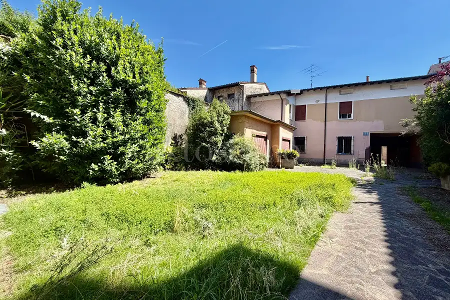 Casa Indipendente in vendita di 400 mq a €315.000 (rif. 41/2026)
