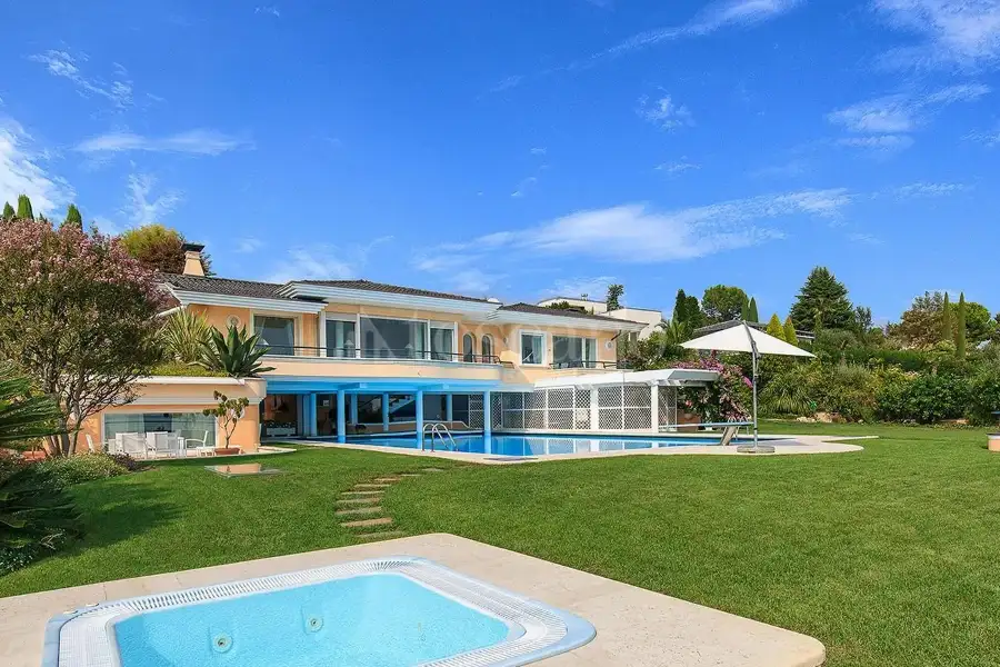 Villa in vendita di 1.300 mq trattativa riservata (rif. 38/2024)