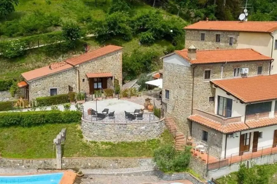 Casale in vendita di 880 mq a €1.080.000 (rif. 22/2025)