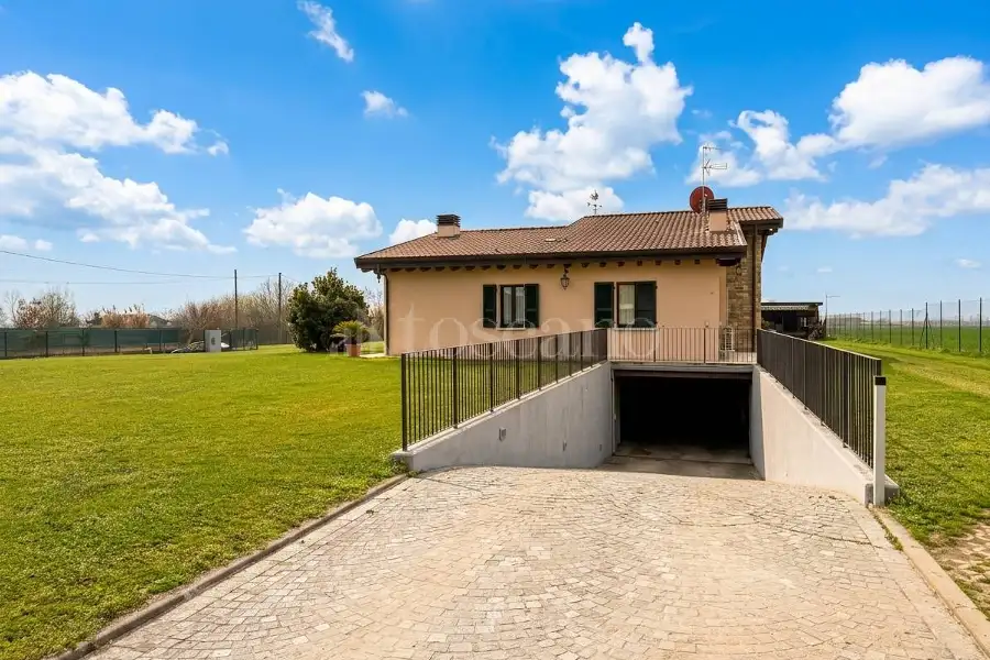 Villa in vendita di 230 mq a €950.000 (rif. 17/2026)