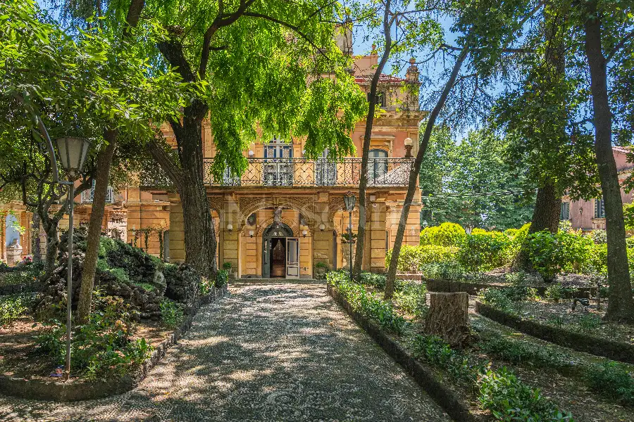 Villa in vendita di 1.200 mq a €4.250.000 (rif. 61/2026)