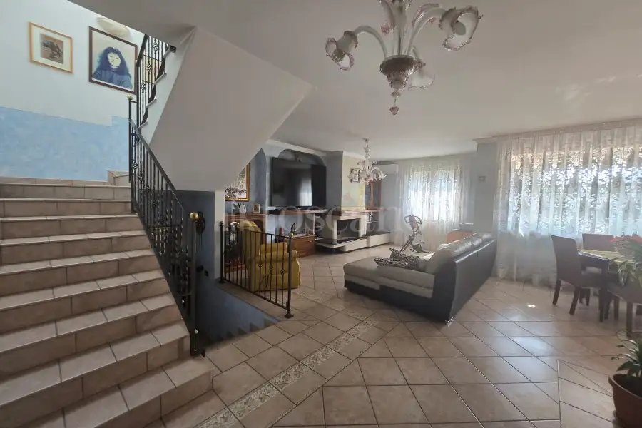 Casa Indipendente in vendita di 410 mq a €615.000 (rif. 40/2025)