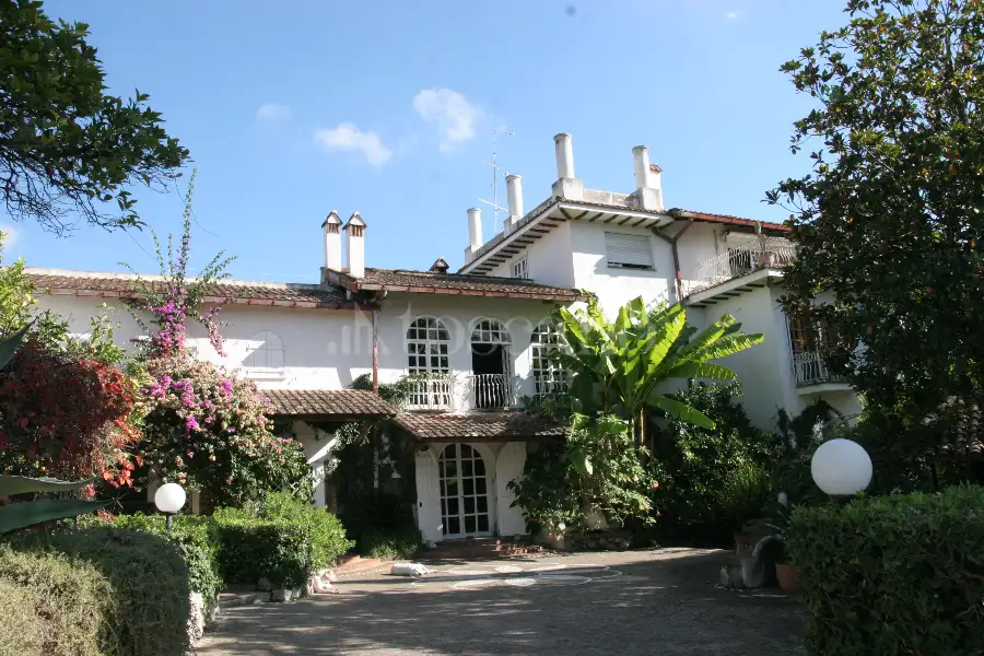 Villa in vendita di 1.500 mq a €1.950.000 (rif. 125/2025)