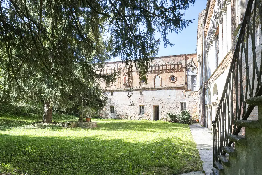 Casale in vendita di 1.000 mq a €1.500.000 (rif. 5/2026)