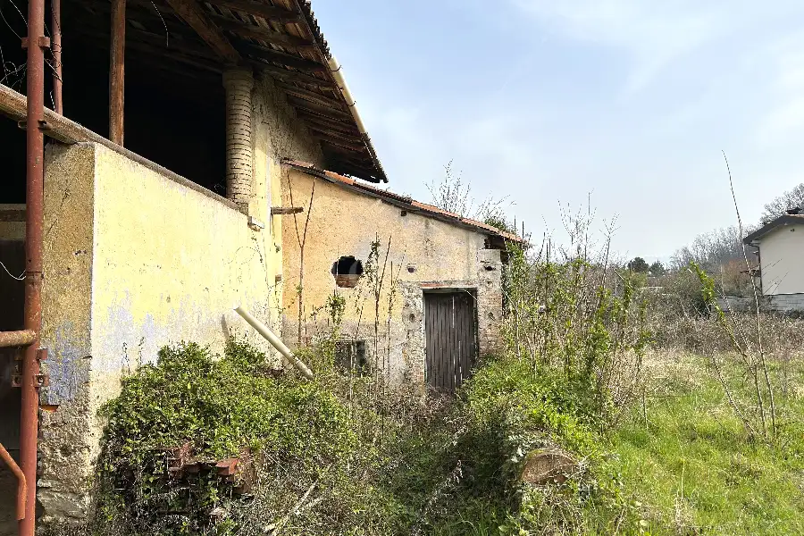 Casale in vendita di 3.000 mq a €850.000 (rif. 5/2026)