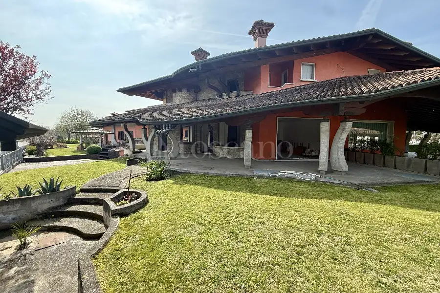 Villa Bifamiliare in vendita di 420 mq trattativa riservata (rif. 17/2026)