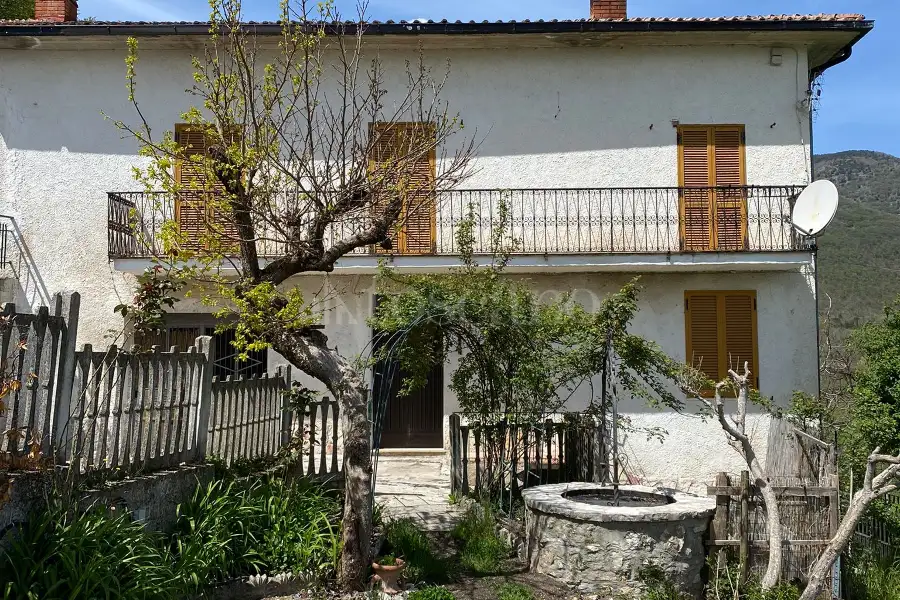 Casale in vendita di 400 mq a €169.000 (rif. 4/2017)