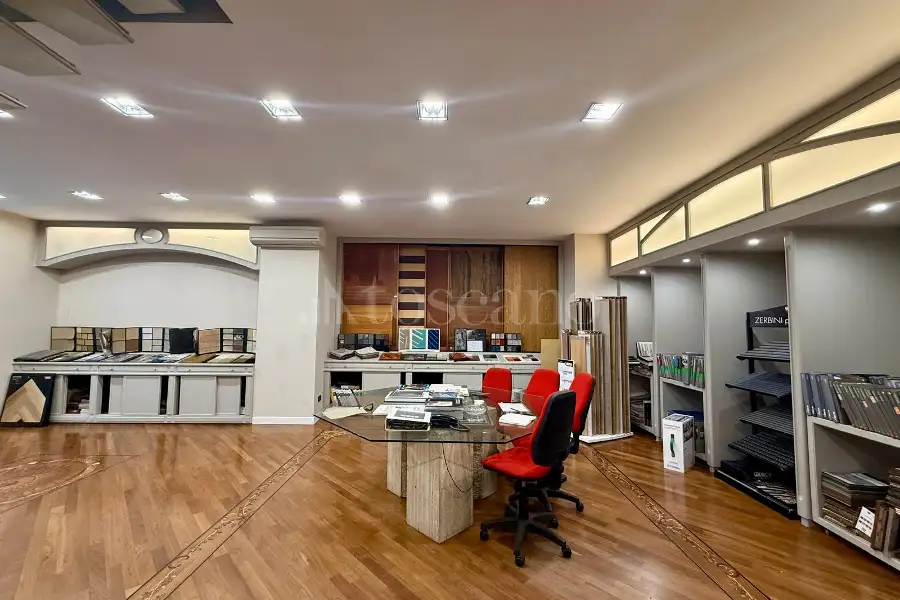 Negozio in vendita di 120 mq a €830.000 (rif. 42/2026)