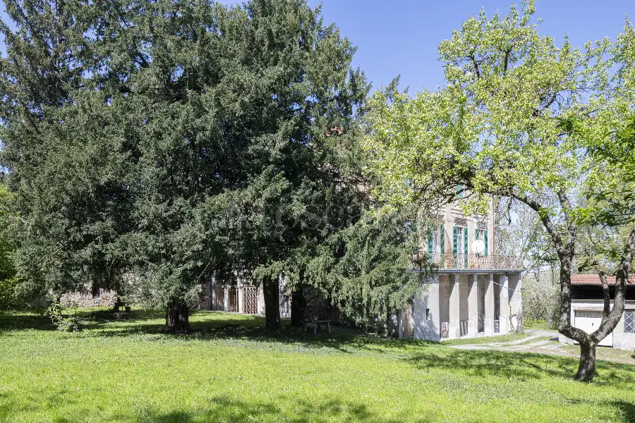 Casale in vendita di 1.000 mq a €1.150.000 (rif. 5/2026)