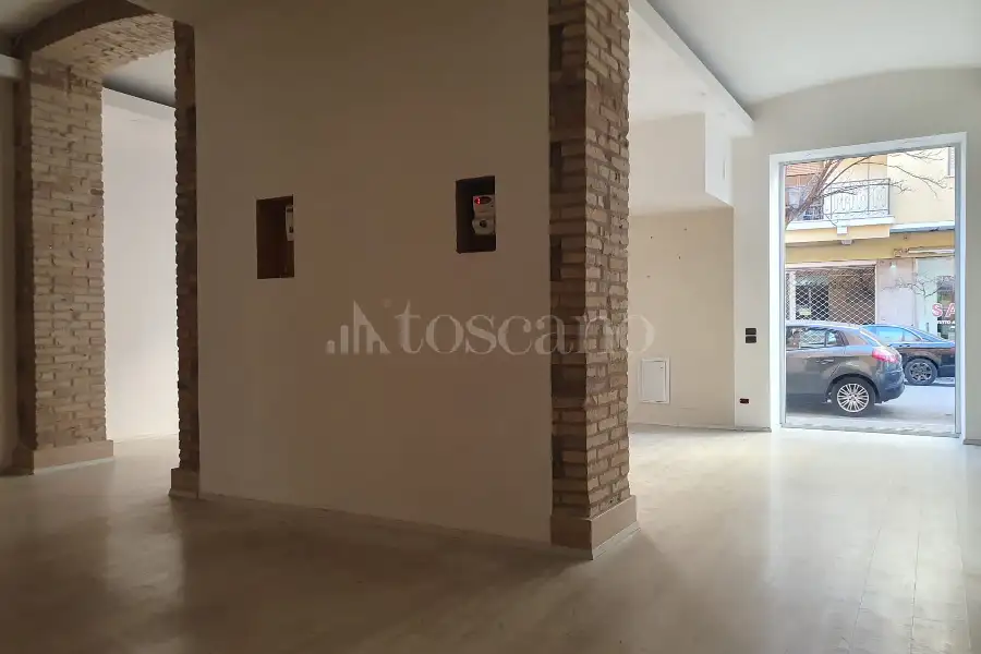 Negozio in affitto di 60 mq a €1.900 (rif. 110/2026)