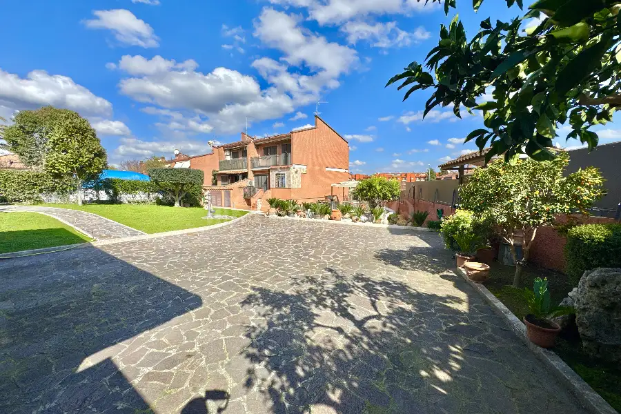 Villa Bifamiliare in vendita di 215 mq a €649.000 (rif. 10/2026)